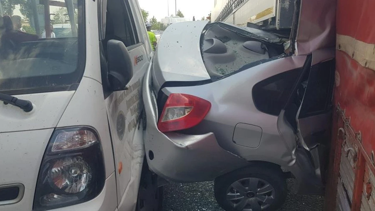 Faciadan dönüldü: Freni boşalan otobüs 7 aracı önüne kattı