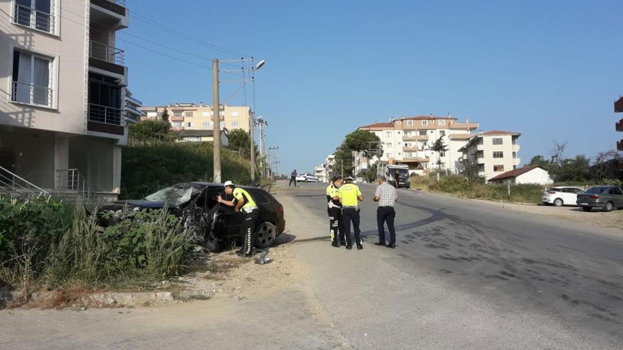 Feci kaza: Direğe çarpan otomobilde hayatını kaybetti