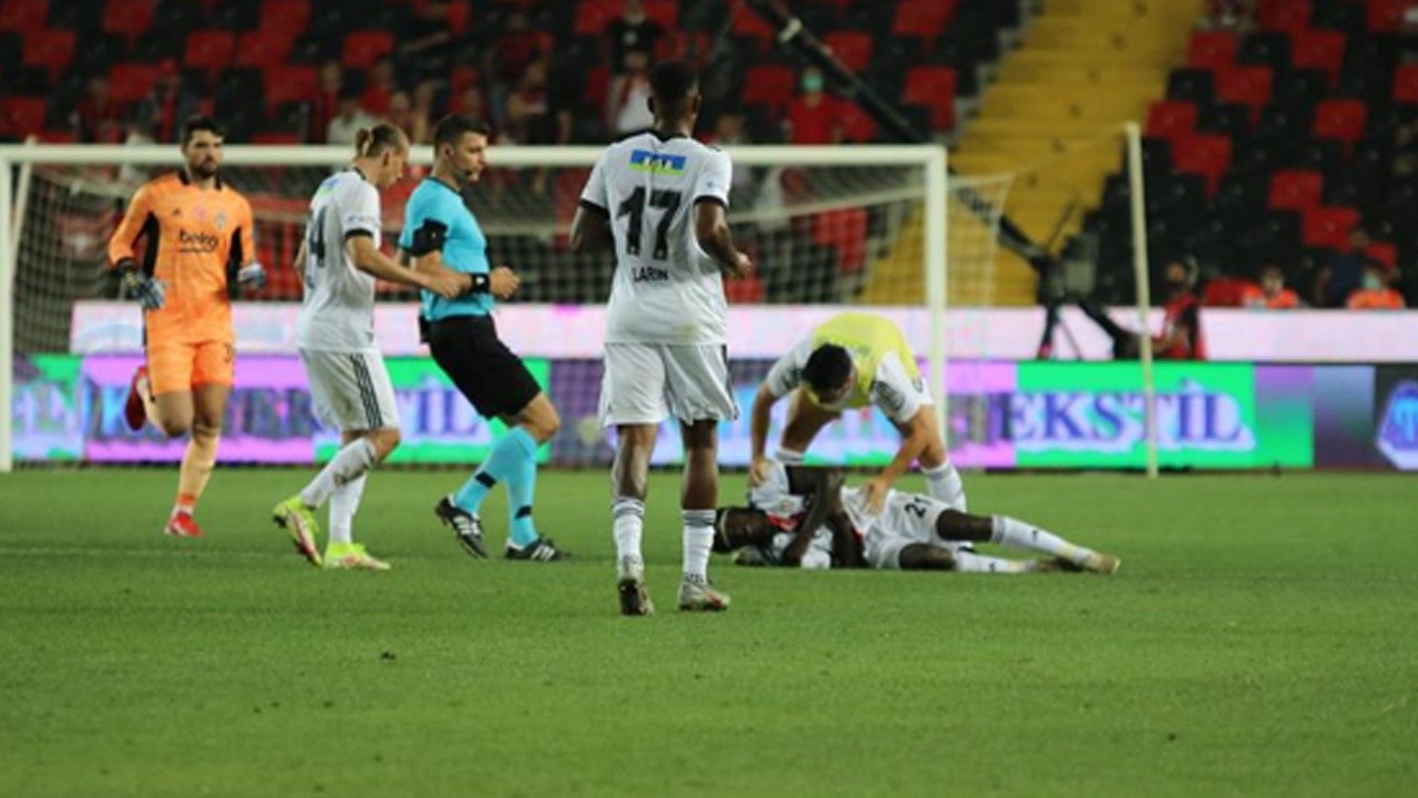 Gaziantep- Beşiktaş maçında yürekler ağza geldi: N&#039;Sakala hastaneye kaldırıldı