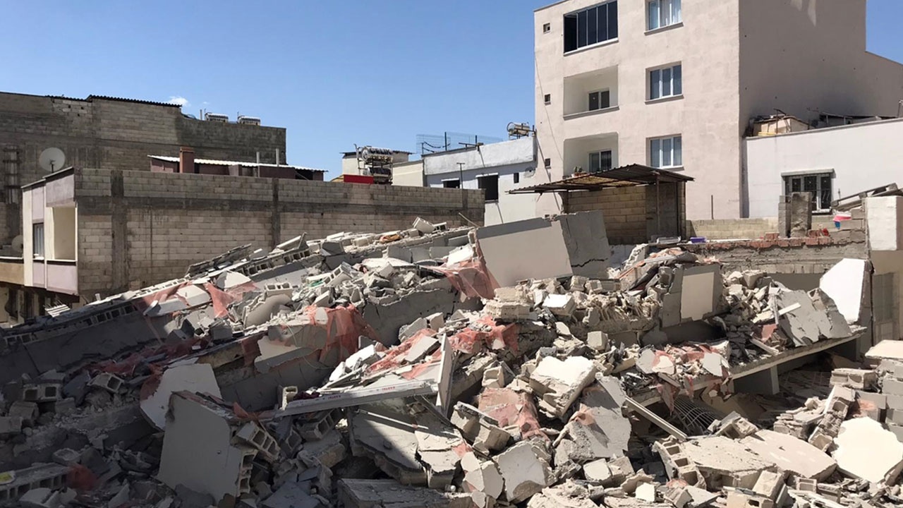Gaziantep&#039;te 5 katlı boş bina çöktü