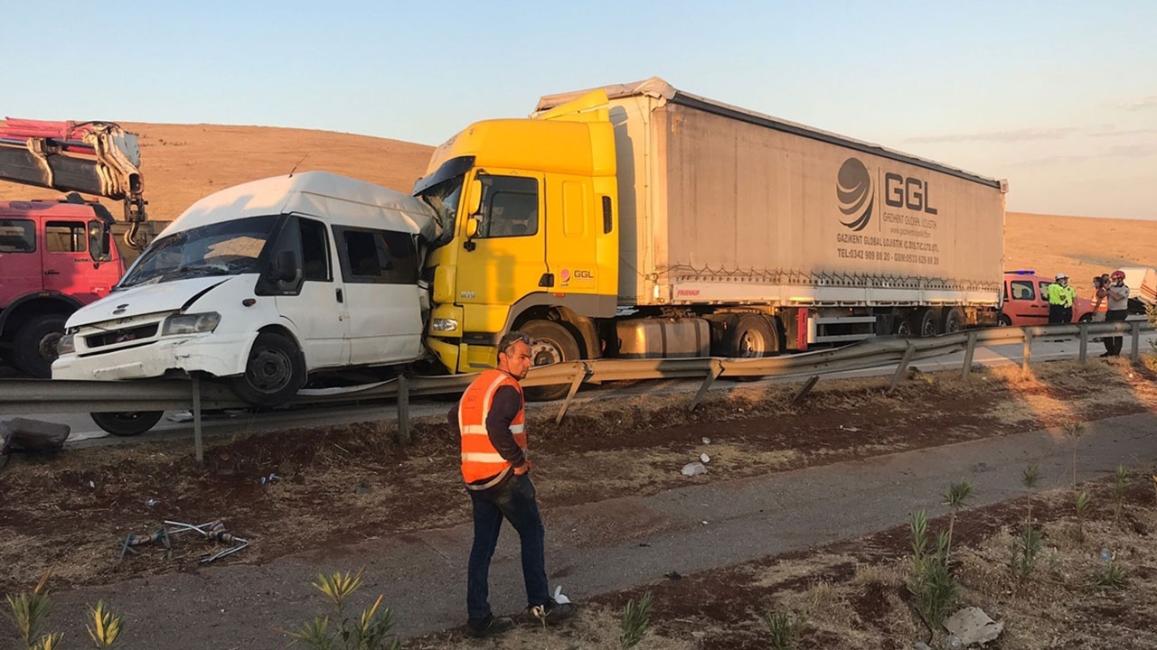 Gaziantep&#039;te katliam gibi kaza: 3 ölü, 16 yaralı