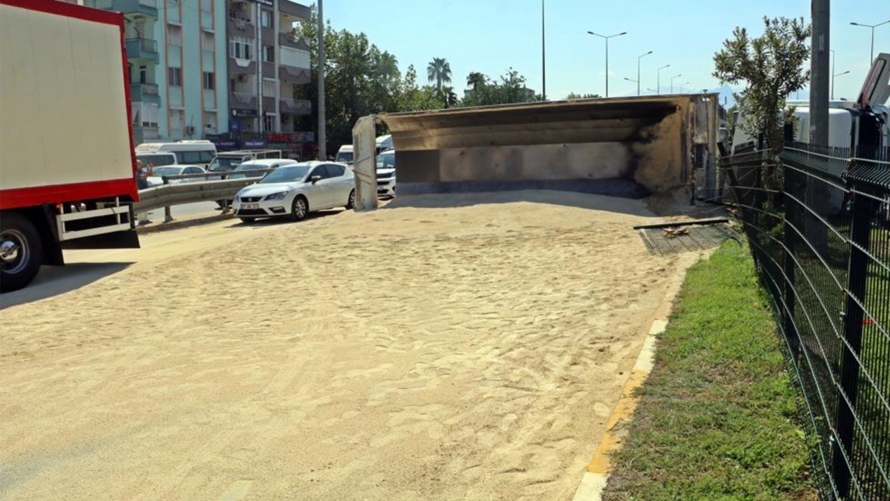 Hafriyat kamyonu devrilince ortalık plaja döndü