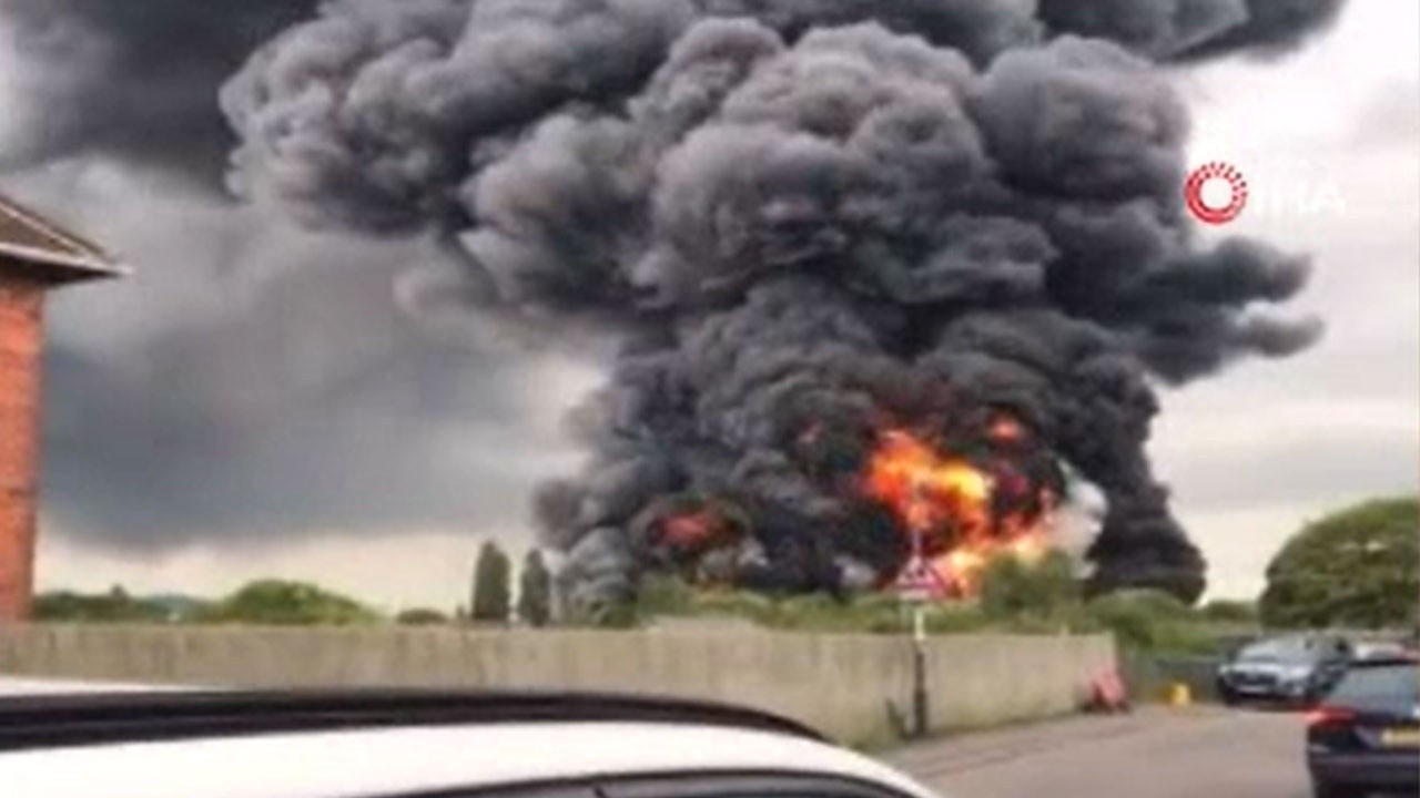 İngiltere&#039;de korkutan yangın! Dumanlar gökyüzünü kapladı