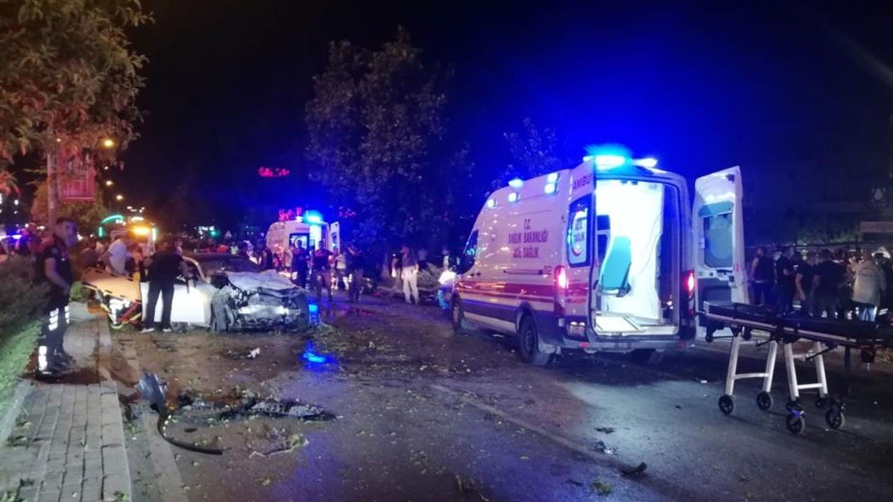 İzmir’de polis aracı ile otomobil çarpıştı: 1 şehit, 1&#039;i polis 4 yaralı