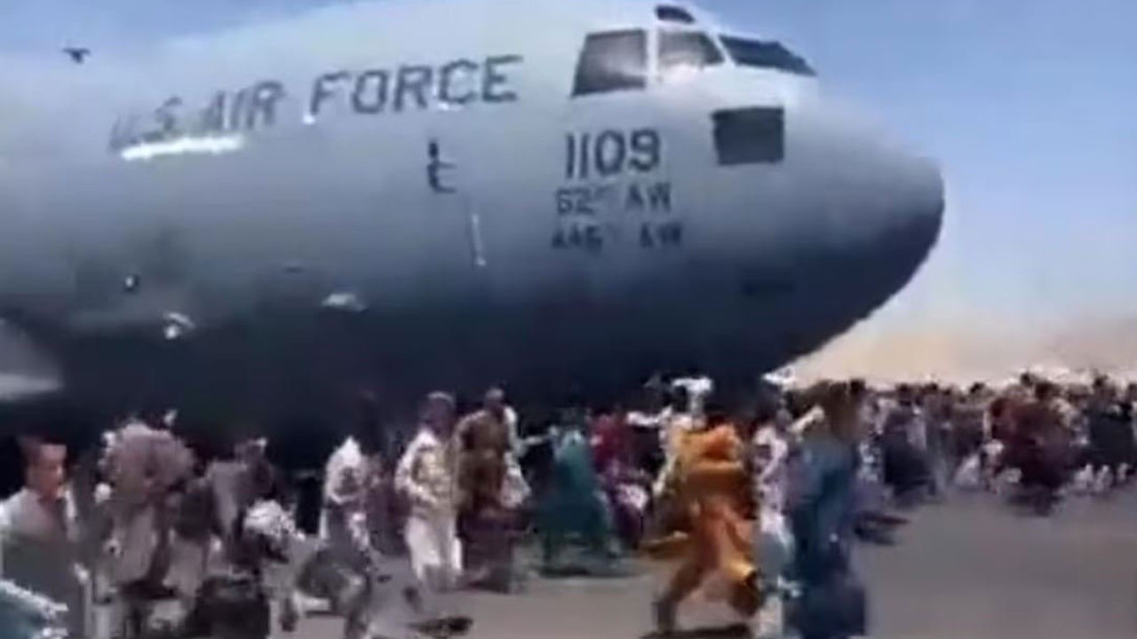 Kabil’de kaos: Binlerce kişi, Afganistan’ı terk etmeye çalışıyor