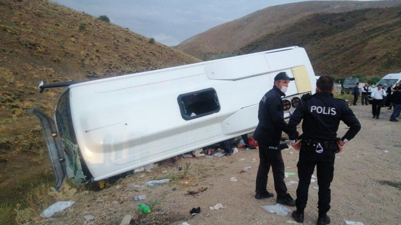 Kayseri&#039;de öğrencileri taşıyan midibüs devrildi: 29 yaralı