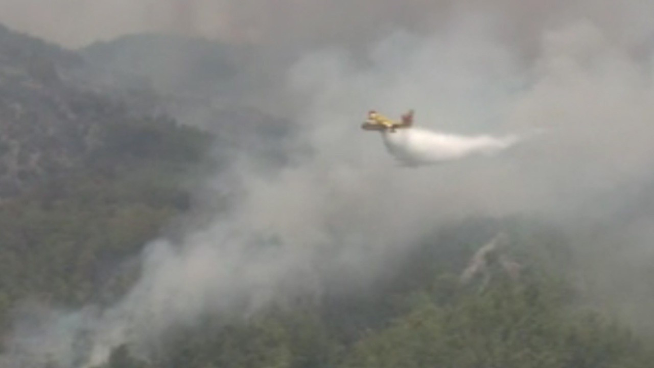 Köyceğiz&#039;de yangınla mücadele: Uçaklardan sorti üstüne sorti
