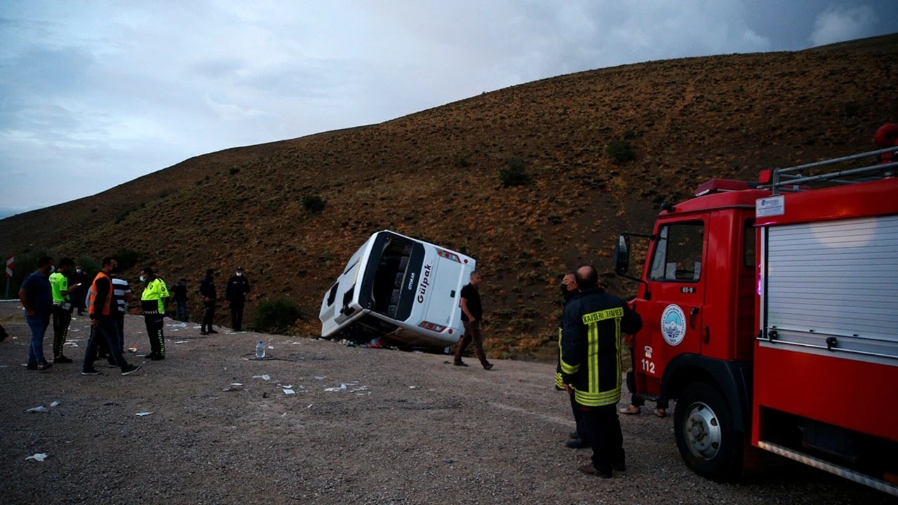 Kur'an kursu öğrencilerini taşıyan midibüs şarampole devrildi