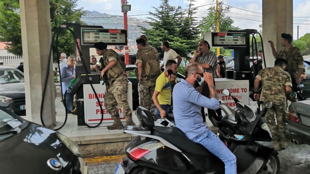 Lübnan&#039;da akaryakıt halka ücretsiz dağıtılmaya başlandı