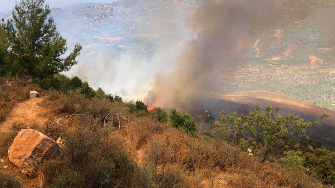 Lübnan&#039;da ormanlık alanda yangın evler boşaltıldı