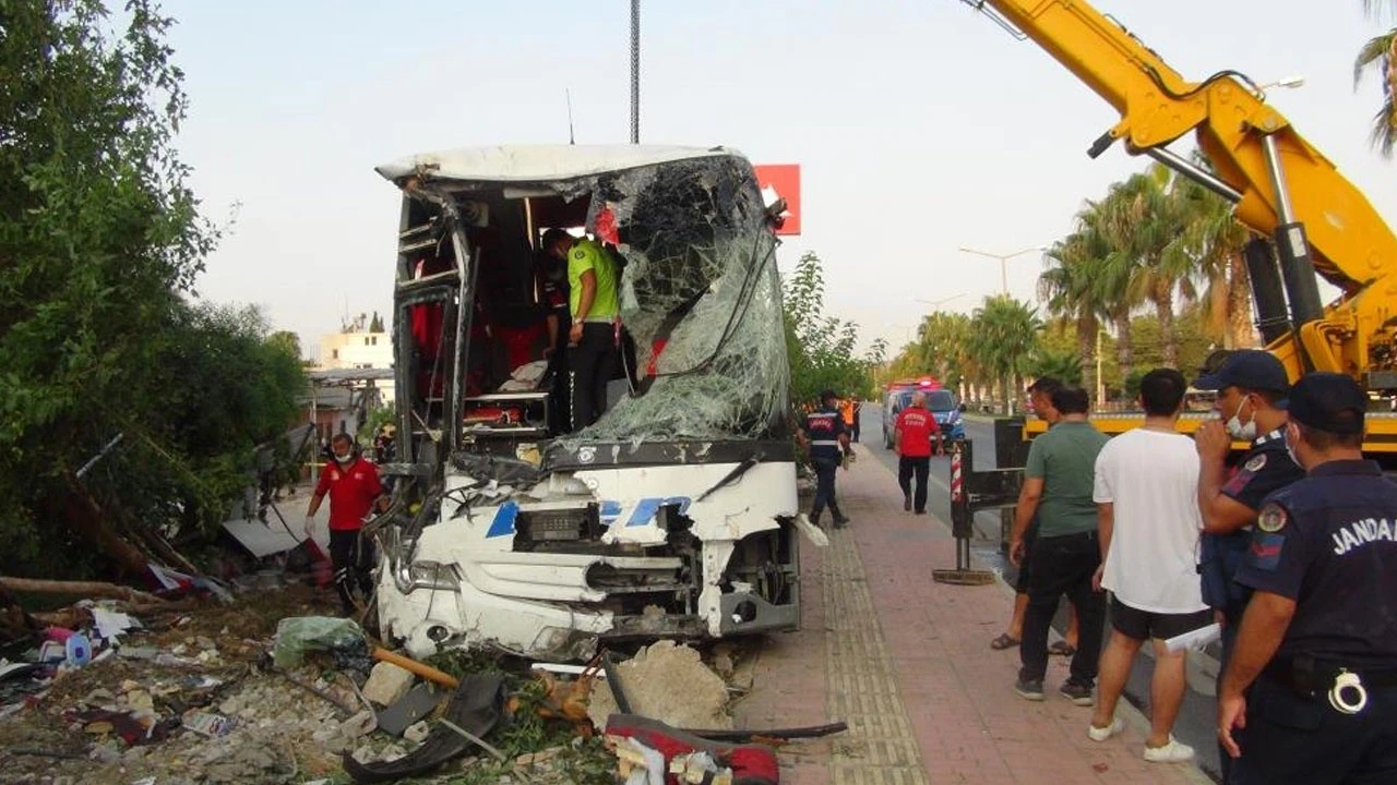 Mersin'de yolcu otobüsü şarampole devrildi: Çok sayıda yaralı var