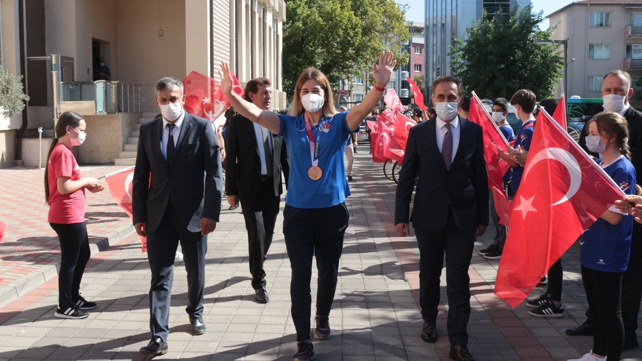 Milli güreşçi Yasemin Adar&#039;a davullu zurnalı karşılama