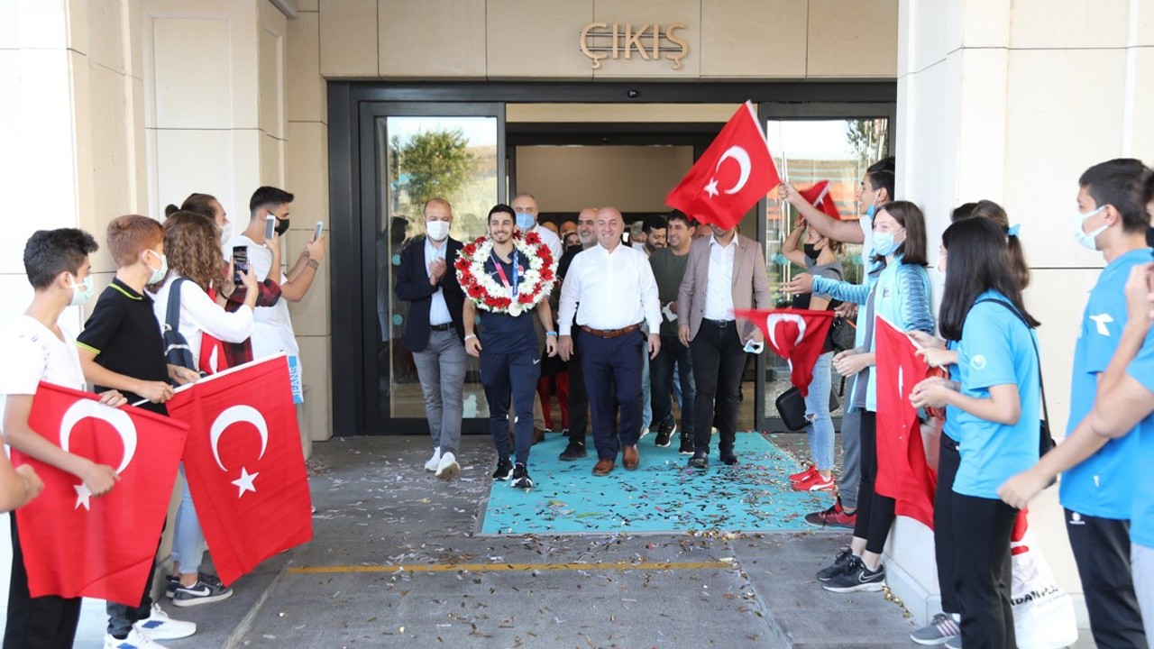 Olimpiyat ikincisi Eray Şamdan havaalanında karşılandı