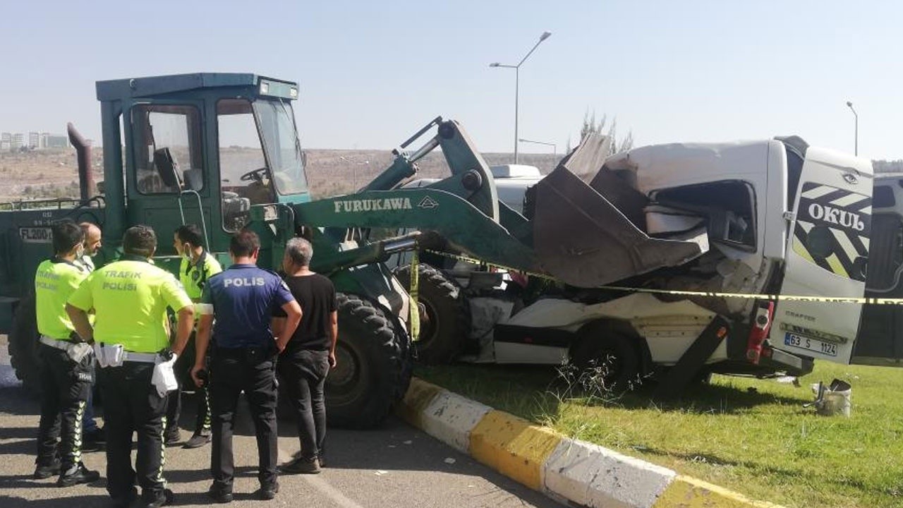 Şanlıurfa’da feci kaza: İş makinesi öğrenci servisini biçti