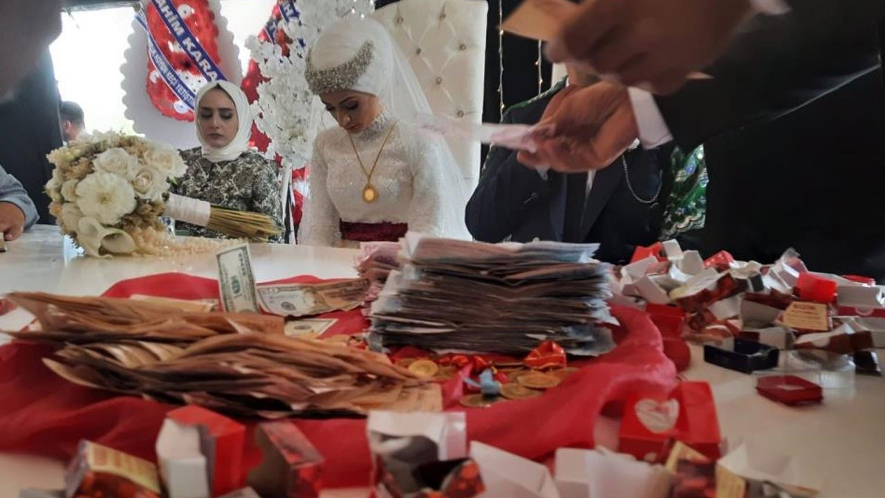Şaşırtan düğün: 1 milyon liralık takı takıldı