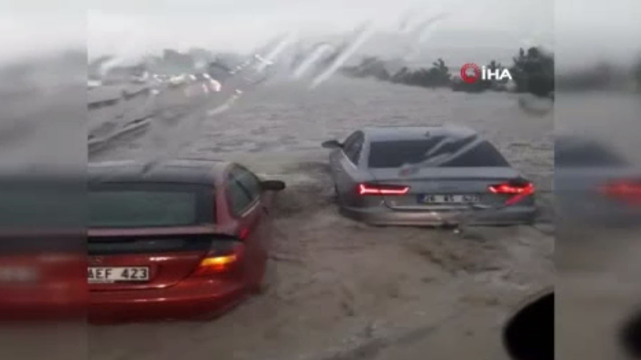 Son dakika.... Ankara&#039;da sel felaketi: Araçlar yolda kaldı