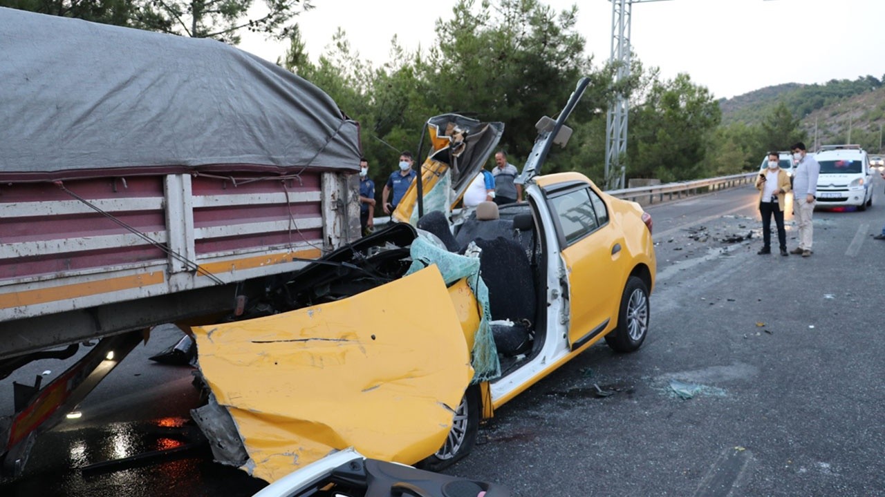 Taksi tıra ok gibi saplandı: 1 ölü 2 yaralı