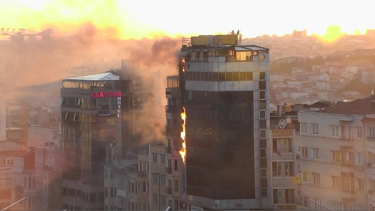 Taksim&#039;de yangın oteli küle çevirdi