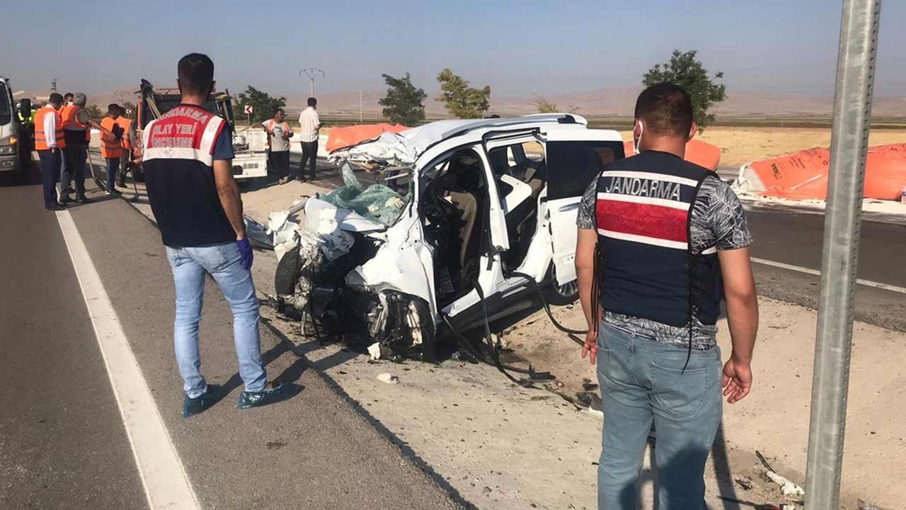 Konya&#039;da TIR ile kamyonet çarpıştı: 6 ölü, 2 yaralı