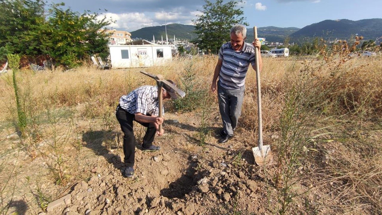 Toprağı kazıp kendini diri diri gömdü