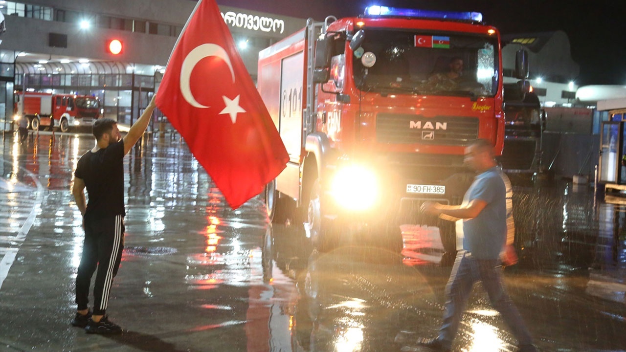 Yangınla mücadele için Azerbaycan&#039;dan gelen ekip Türkiye&#039;de
