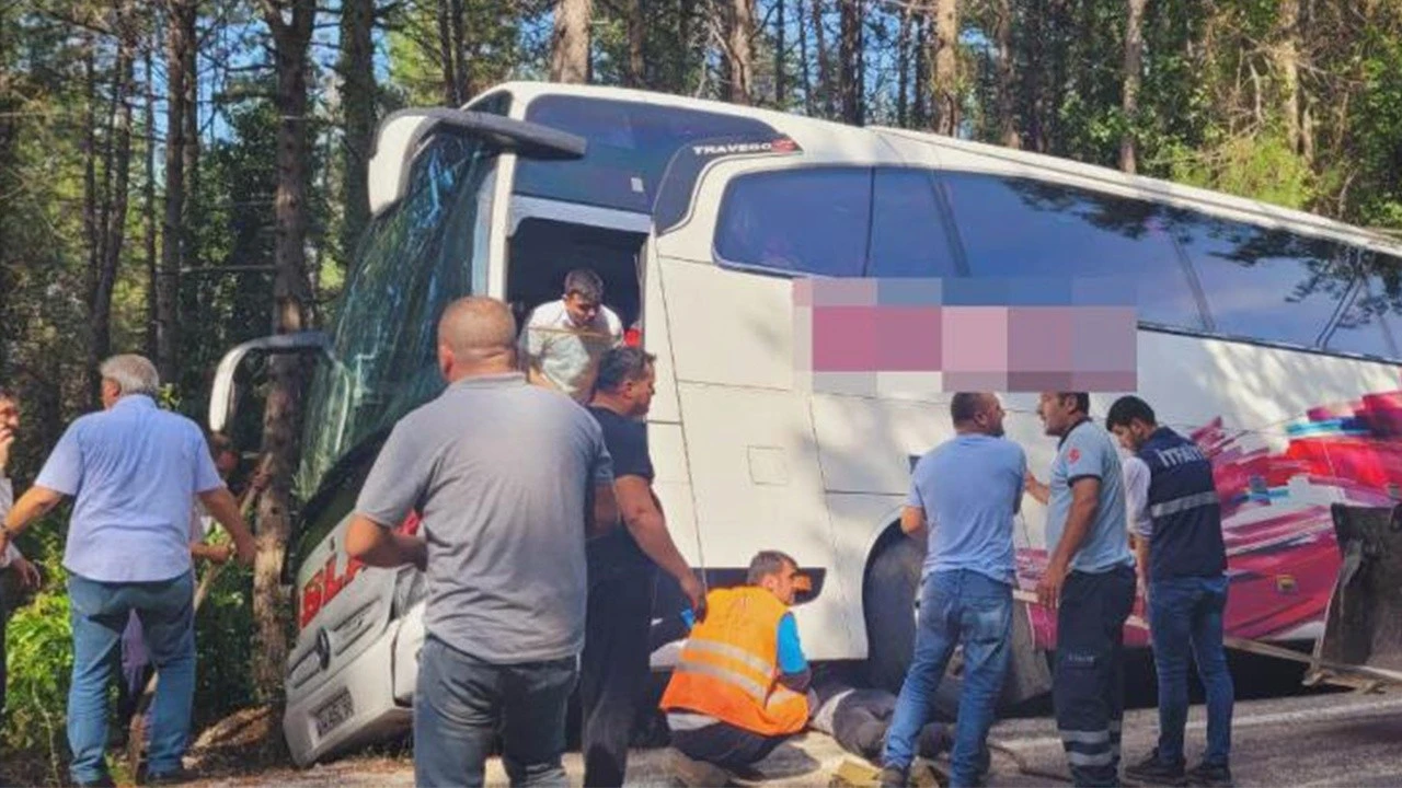 35 yolculu otobüs 50 metrelik uçurumun kenarında asılı kaldı