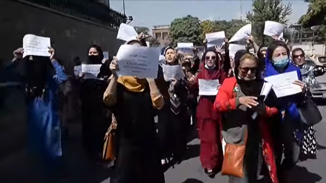 Afgan kadınlar sokağa döküldü: Yeni hükümet protestosu