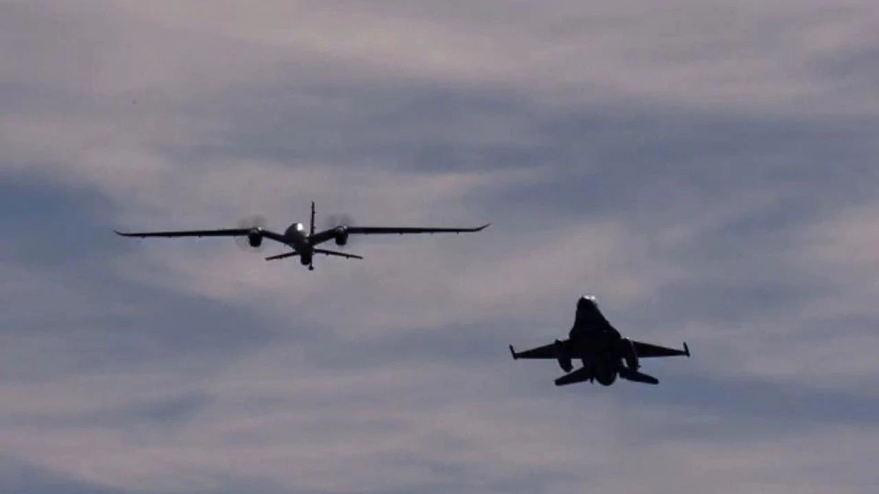 Akıncı ve F-16'dan nefes kesen gösteri