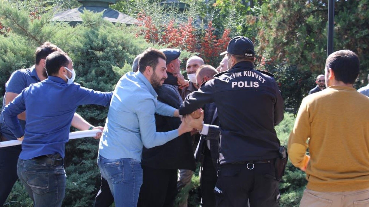 Ankara&#039;da aşı karşıtlarının mitinginde polise yumruklu saldırı