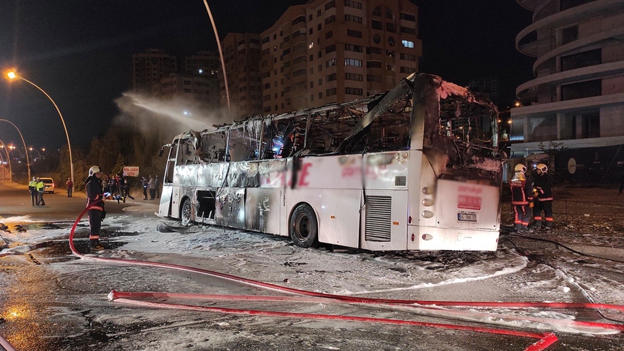 Ankara'da direğe çarpan yolcu otobüsü yandı: 1 ölü, 20 yaralı