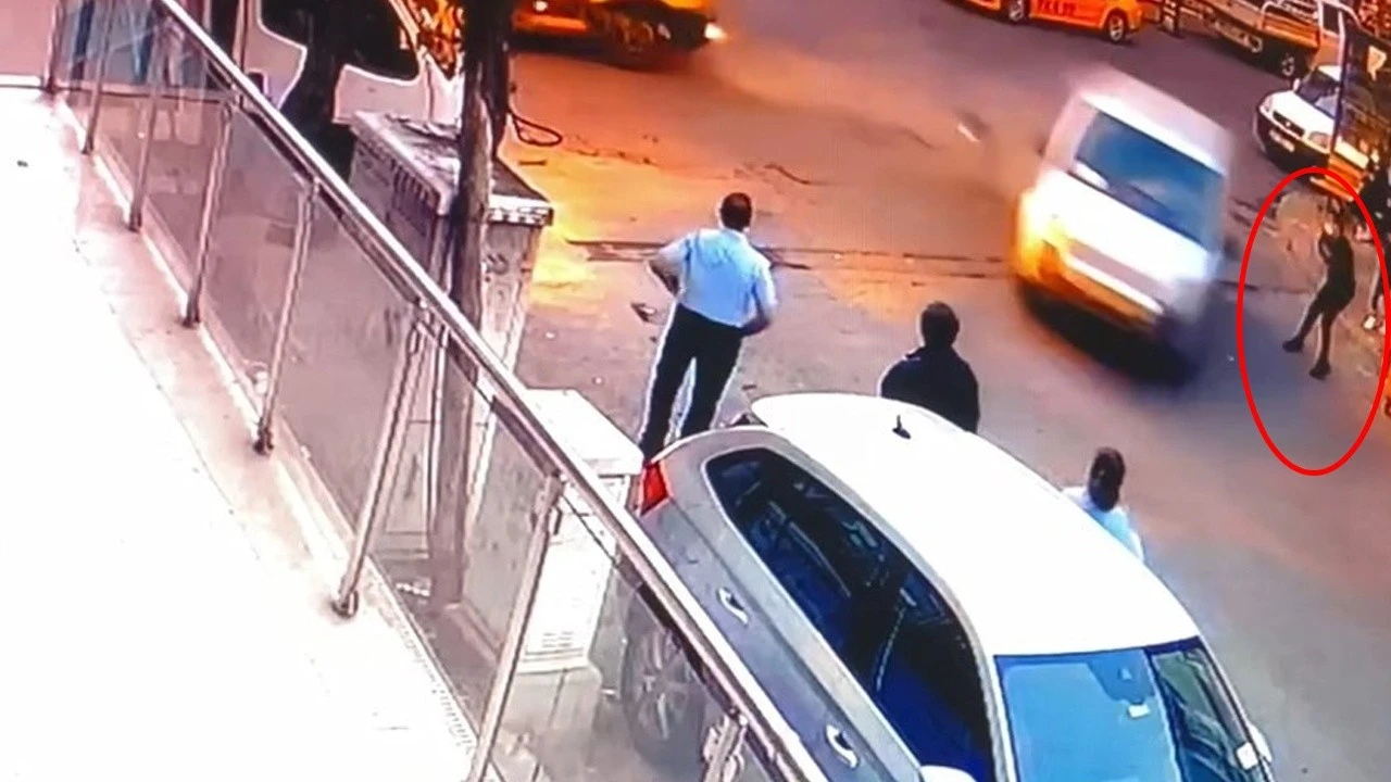 Aşırı hız dehşeti: Otobüs bekleyen öğrenci yola savruldu