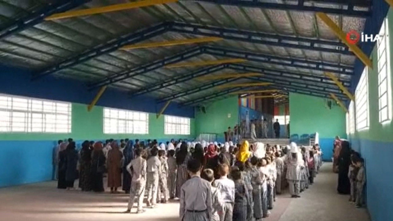 Aylar sonra Afganistan&#039;da öğrenciler okula döndü