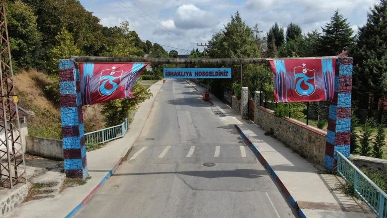 Muhtar mahalleyi bordo maviye bürüdü: Onlara her yer Trabzon