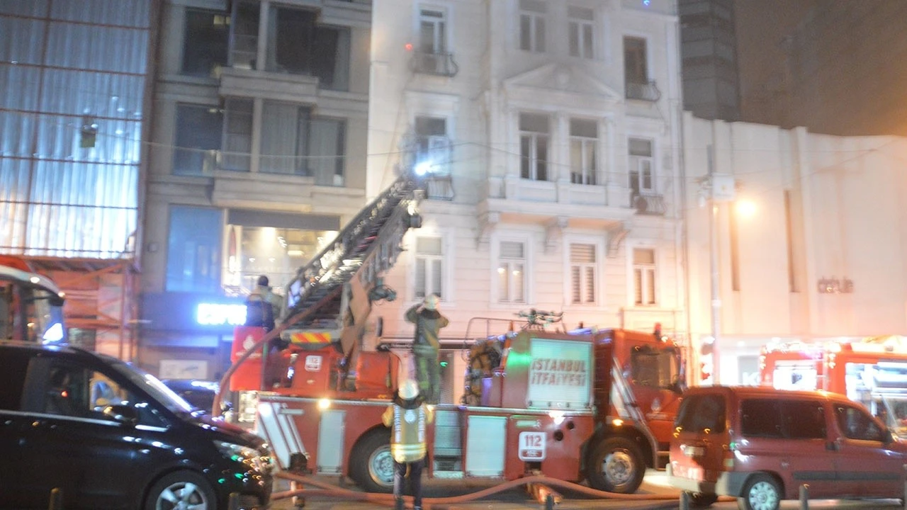 Beyoğlu&#039;nda iş merkezinde yangın çıktı