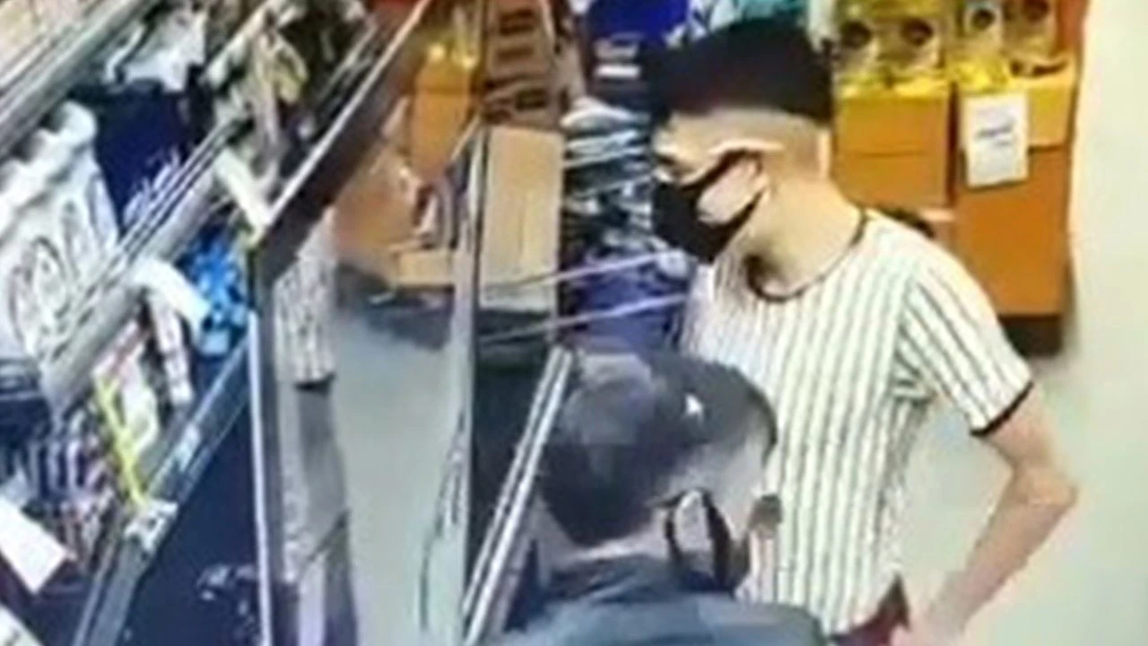 Çaldıkları kartla alışveriş yaptılar