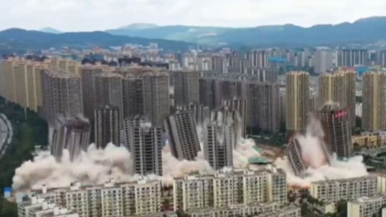 Çin&#039;de aynı anda 15 gökdelen dinamitle yıkıldı