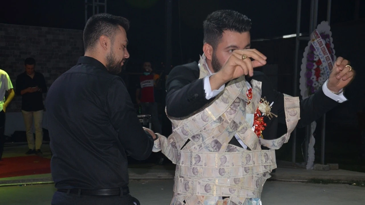 Damadı banknotlarla sardılar
