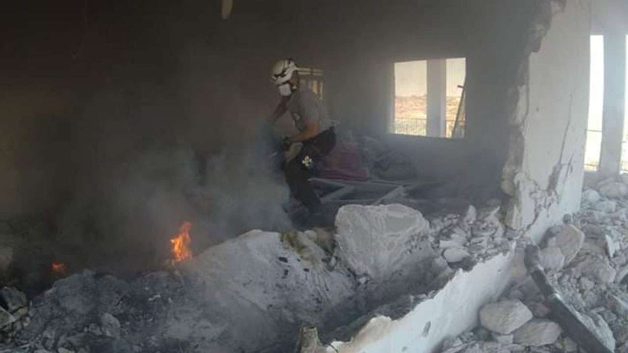 Esad güçleri İdlib&#039;de sağlık merkezini vurdu: 1 ölü 3 yaralı