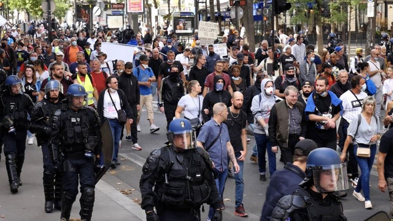 Fransa&#039;da aşı karşıtları bir kez daha sokaklarda