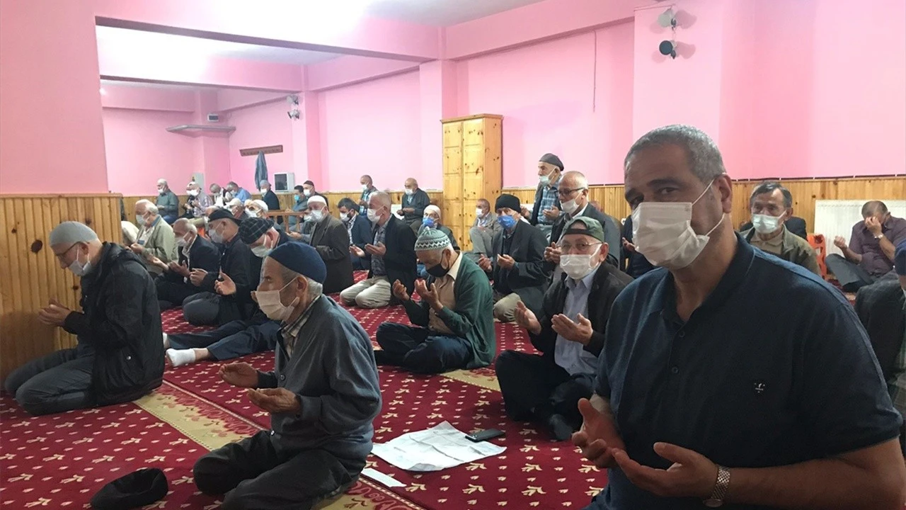 Giresunlu vatandaşlardan fındıkların kuruması için 'güneş duası'