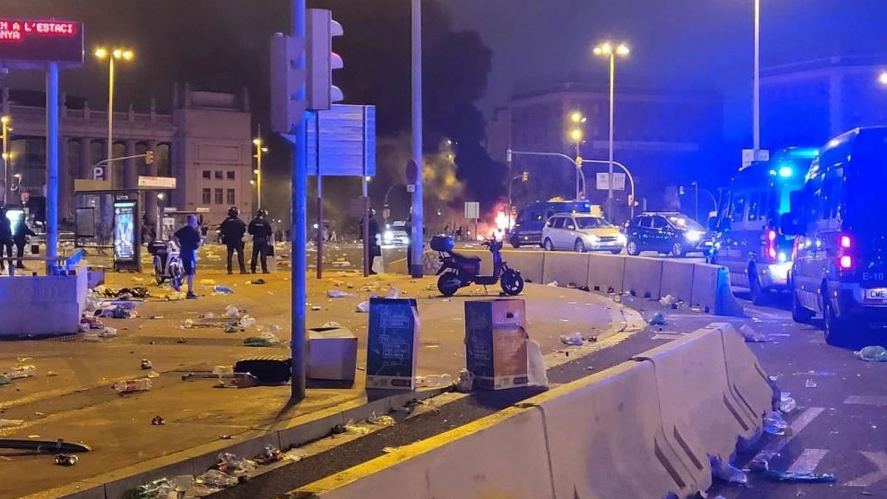 İspanya'da taşkınlık yapan gençlere müdahale: 43 yaralı, 20 gözaltı