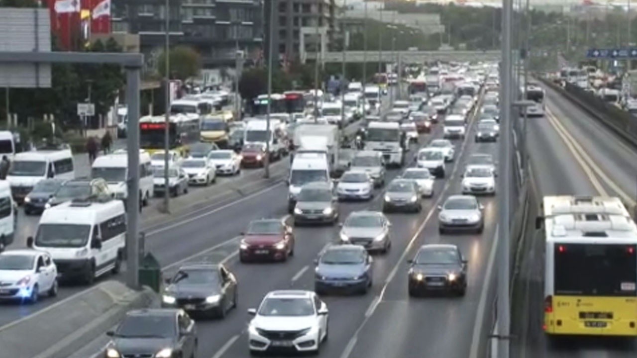 İstanbul&#039;da trafik yoğunluğu! Yollar kilitlendi