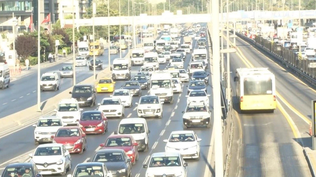 İstanbul&#039;da yüz yüze eğitimin ilk gününde trafik yoğunluğu