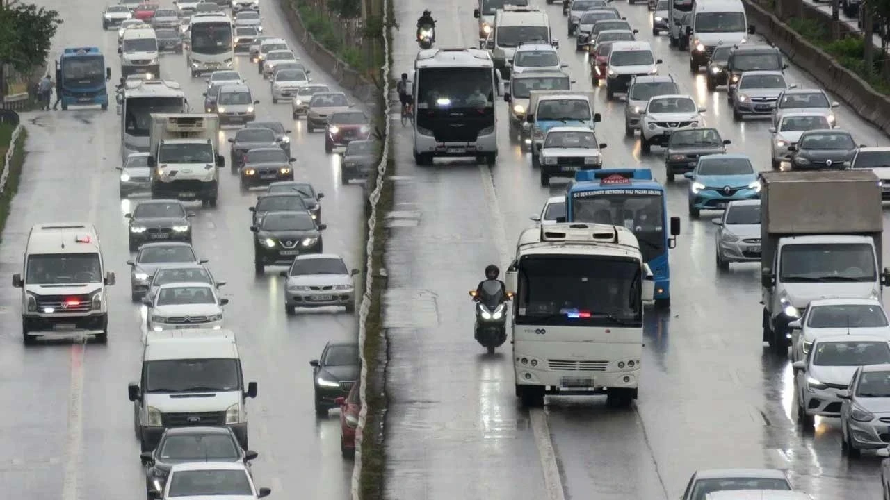 İstanbul trafiğinde yeni kabus: Çakarlı minibüslere şikayet yağıyor