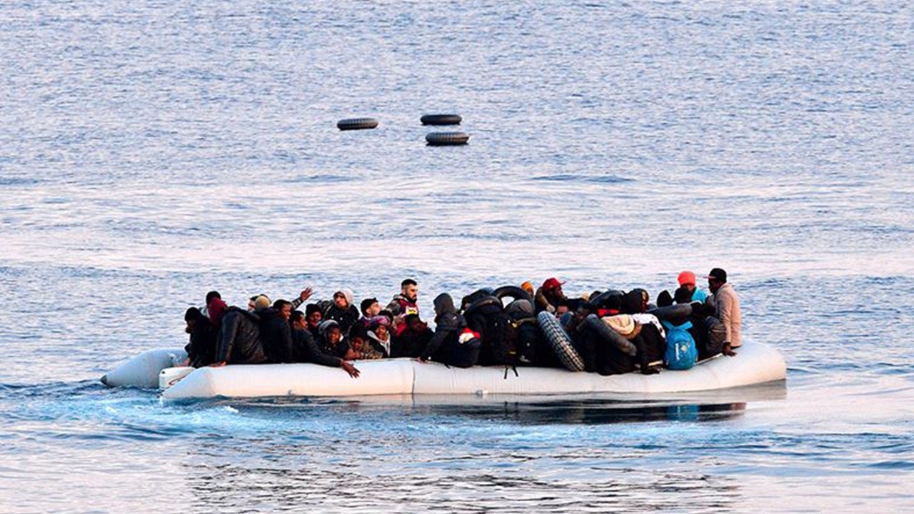 İtalya&#039;ya kadar ulaşan 686 düzensiz göçmeni sahil güvenlik ekipleri karşıladı
