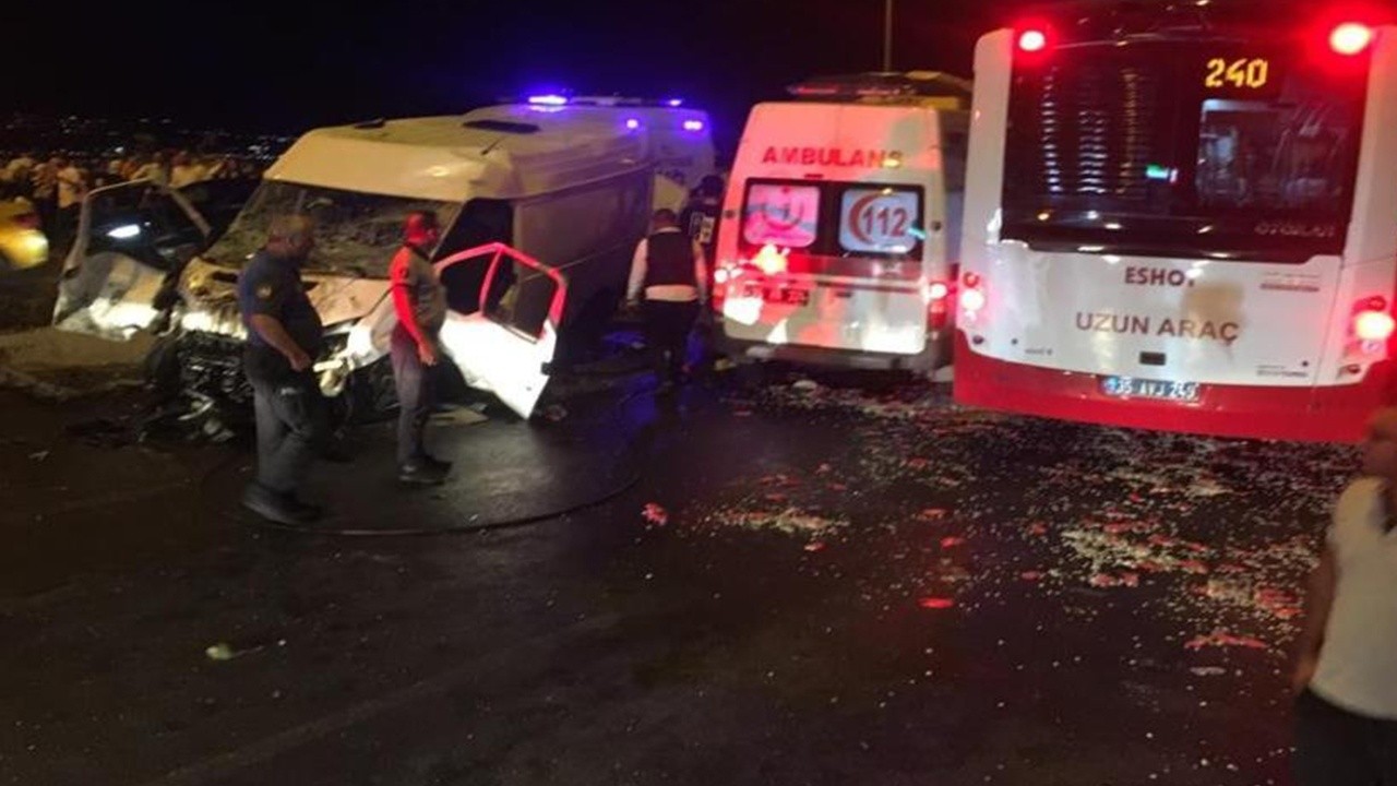 İzmir&#039;de zincirleme kaza! 6 araç birbirine girdi: 1&#039;i ağır 11 yaralı