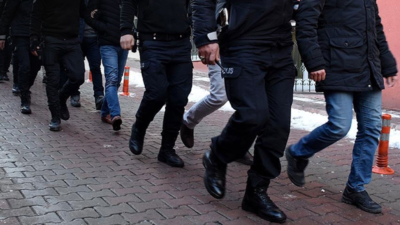İzmir merkezli FETÖ operasyonu: 100 tutuklama