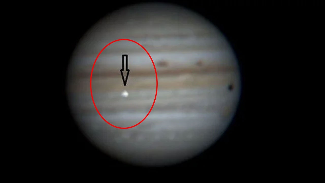 Jüpiter&#039;e gök cismi çarptı! Dünya&#039;dan bile görüldü