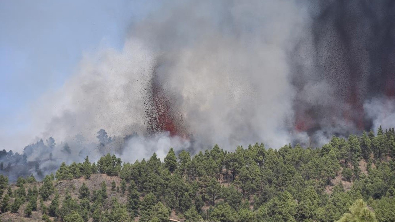 Kanarya Adaları&#039;ndaki La Palma yanardağı faaliyete geçti