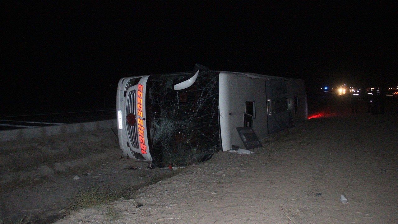 Konya’da yolcu otobüsü devrildi: 14 yaralı